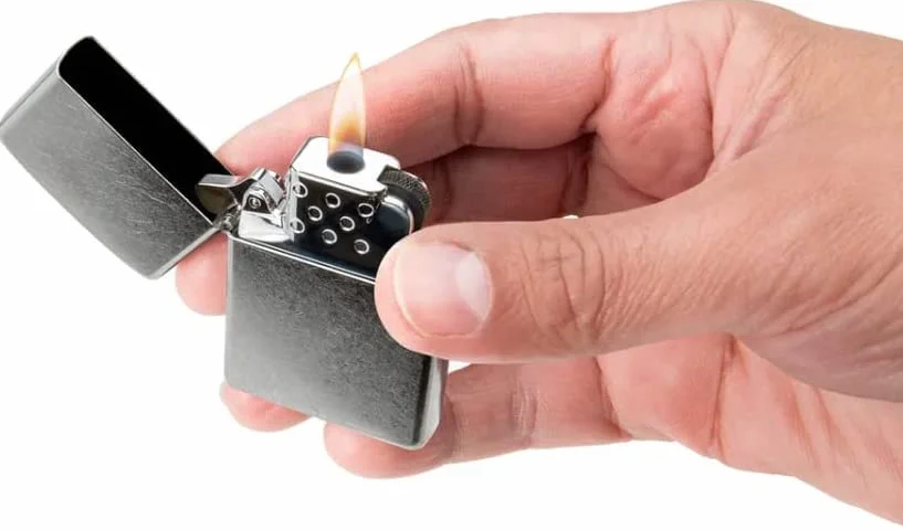 Zippo Zapalniczka gazowa - żółty płomień 65815, wiatroszczelna zapalniczka wielokrotnego napełniania Zippo, wykonana z metalu z charakterystycznym zamkiem błyskawicznym "click", kolor srebrny, świetny