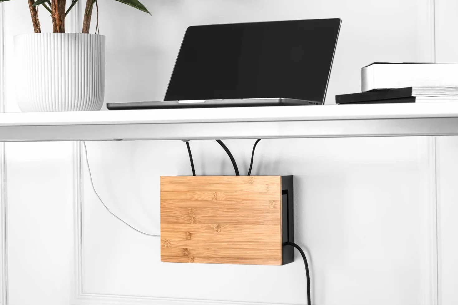 Bambusowa Skrzynka na Kable 32x20x11 cm Organizer Kabli z Pokrywą Magnetyczną Montaż Ścienny Ukrywanie Listwy Zasilającej i Przewodów (Czarny)