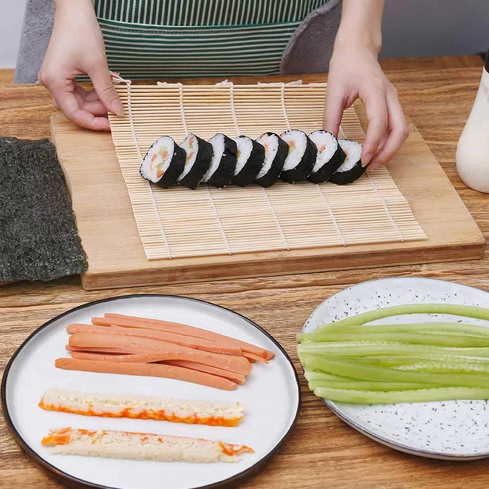 Zestaw do sushi dla początkujących – 10 części: 2 maty, solniczka do ryżu, wiosło Paddy, 5 pałeczek, worek do pakowania – DIY Sushi Maker